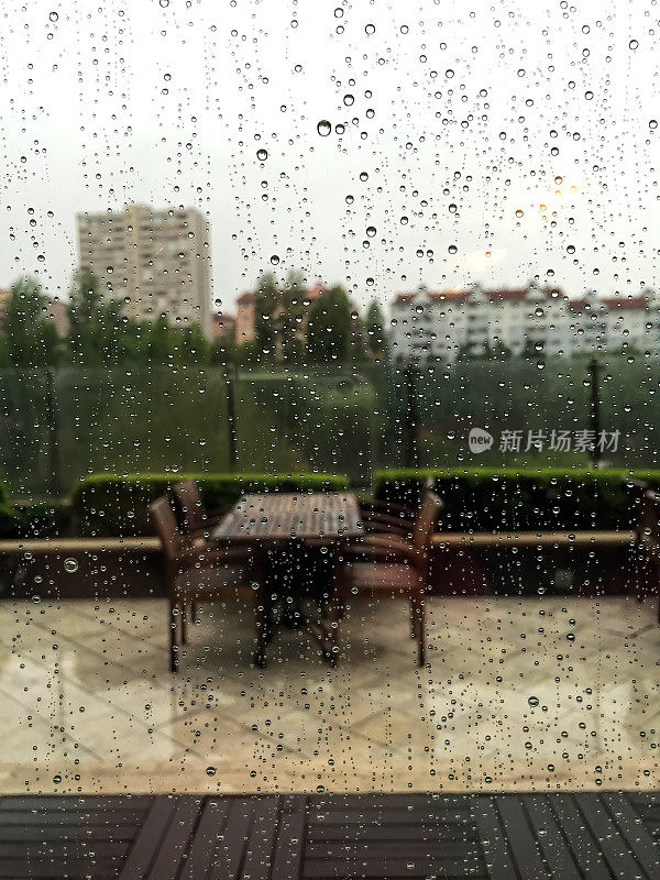 安卡拉/土耳其:咖啡馆窗户上的雨滴